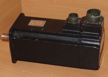 YASKAWA USAGED-03C22K   Motor Servo AC 300 W 8192 PPR Encoder Inkremental