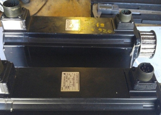 YASKAWA USAGED-03C22K   Motor Servo AC 300 W 8192 PPR Encoder Inkremental
