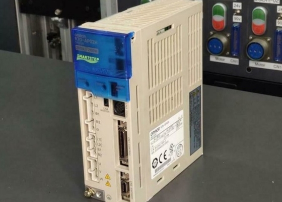 Omron R7D-AP02H Servo Driver 2A 200V Memuat Semua Metode PWM Servo Digital Berdasarkan IGBT
