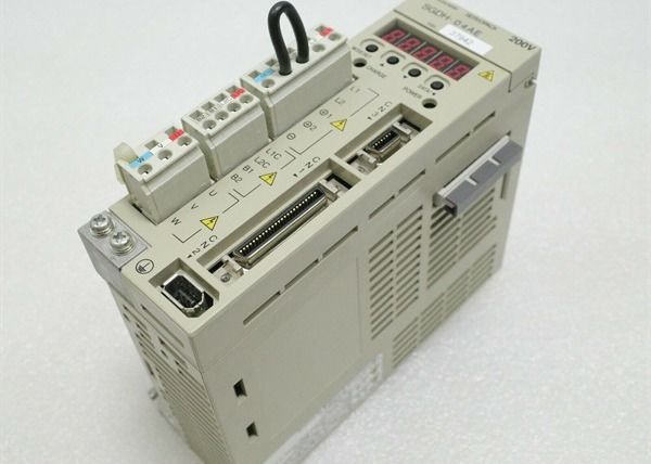 YASKAWA SGDH-04AE Industrial Servo Drive 200-230 VAC 50 / 60 Hz 30 Watt 55 Kw